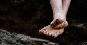 Smärtande fötter? 5 orsaker till fotsmärtor och vad du kan göra åt dem